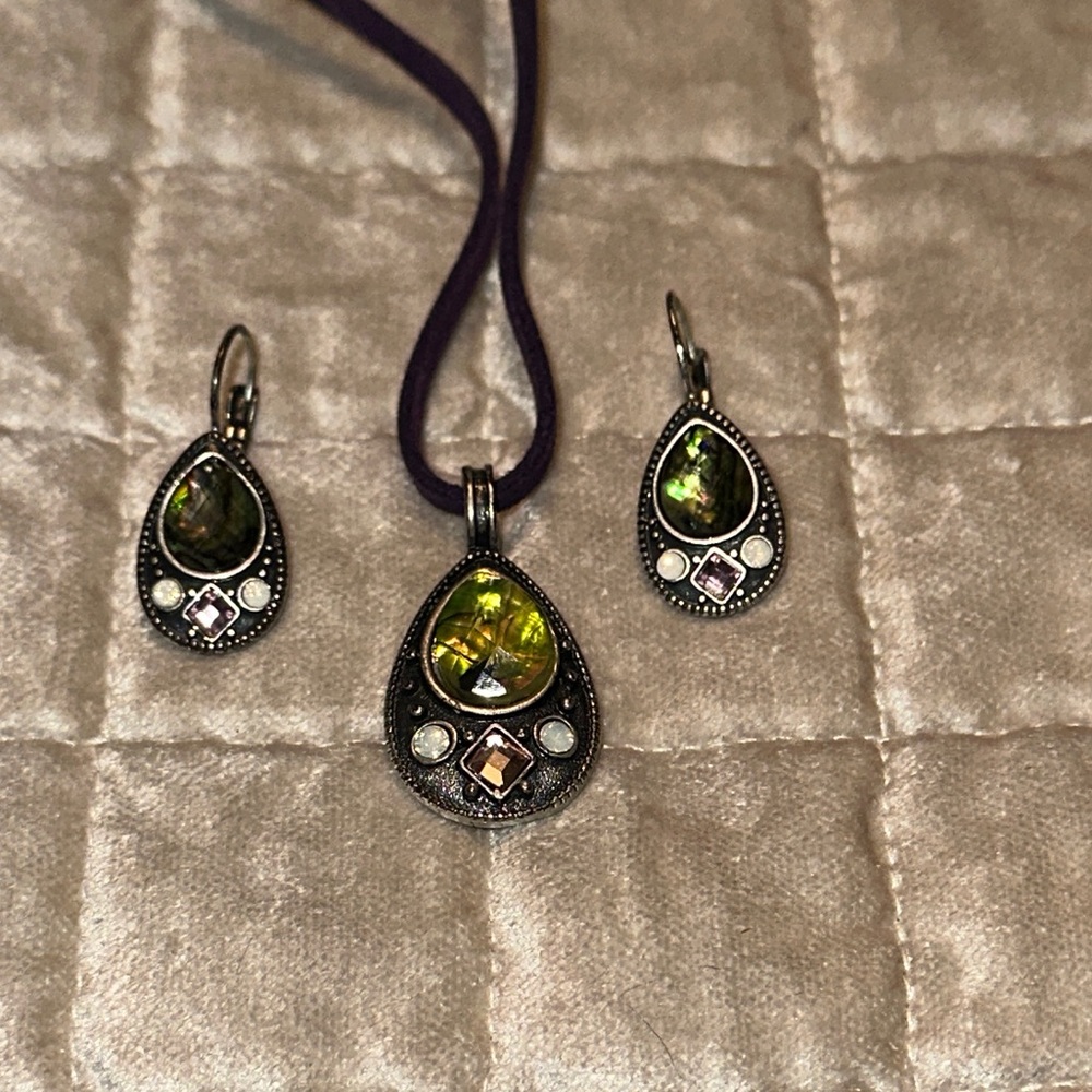 Beautiful Vintage Lia Sophia Abalone/ antique silver Necklace and Earring Set